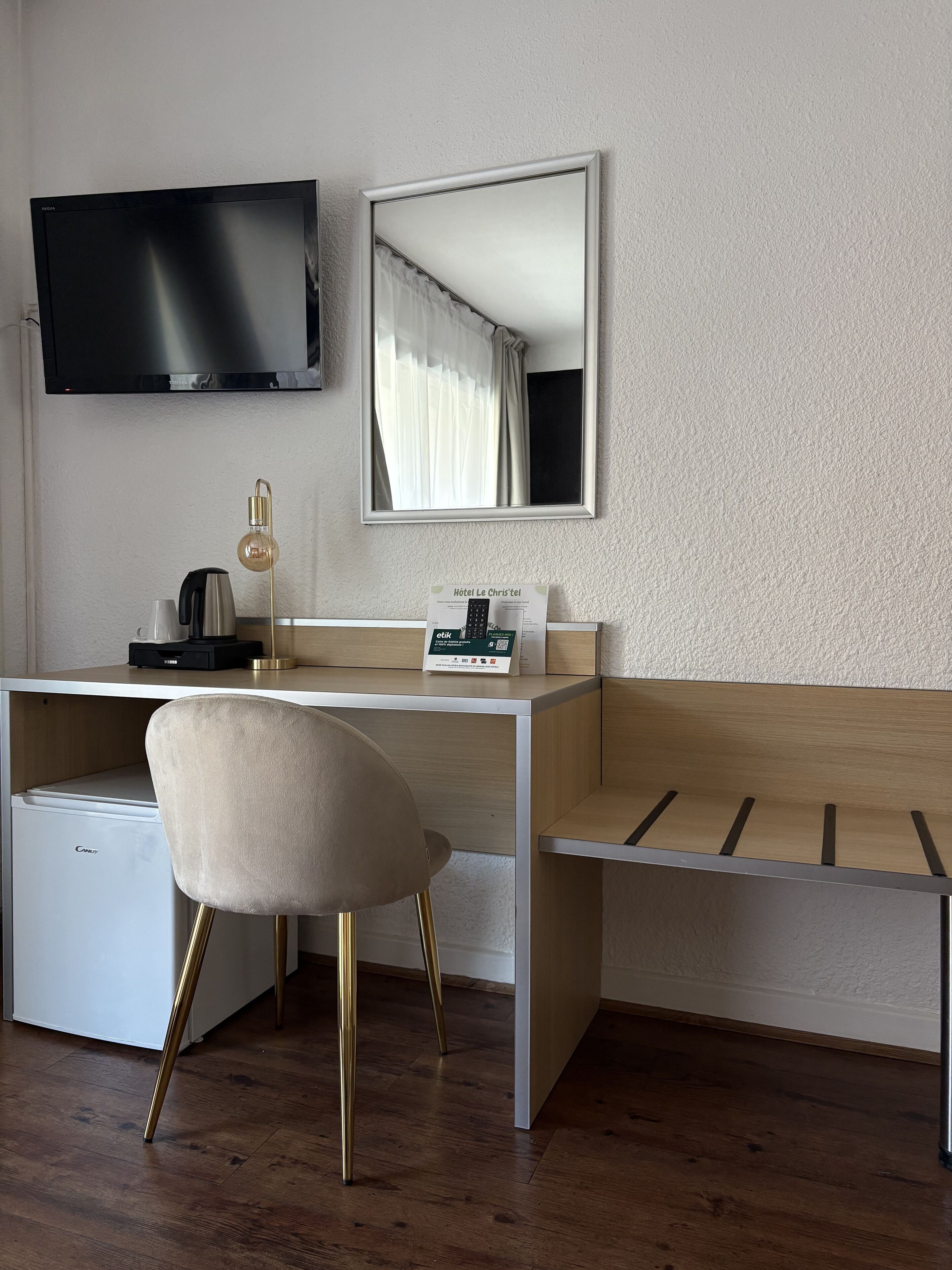 double room, 1 king bed, balcony | living area | 32-inch tv with digital channels