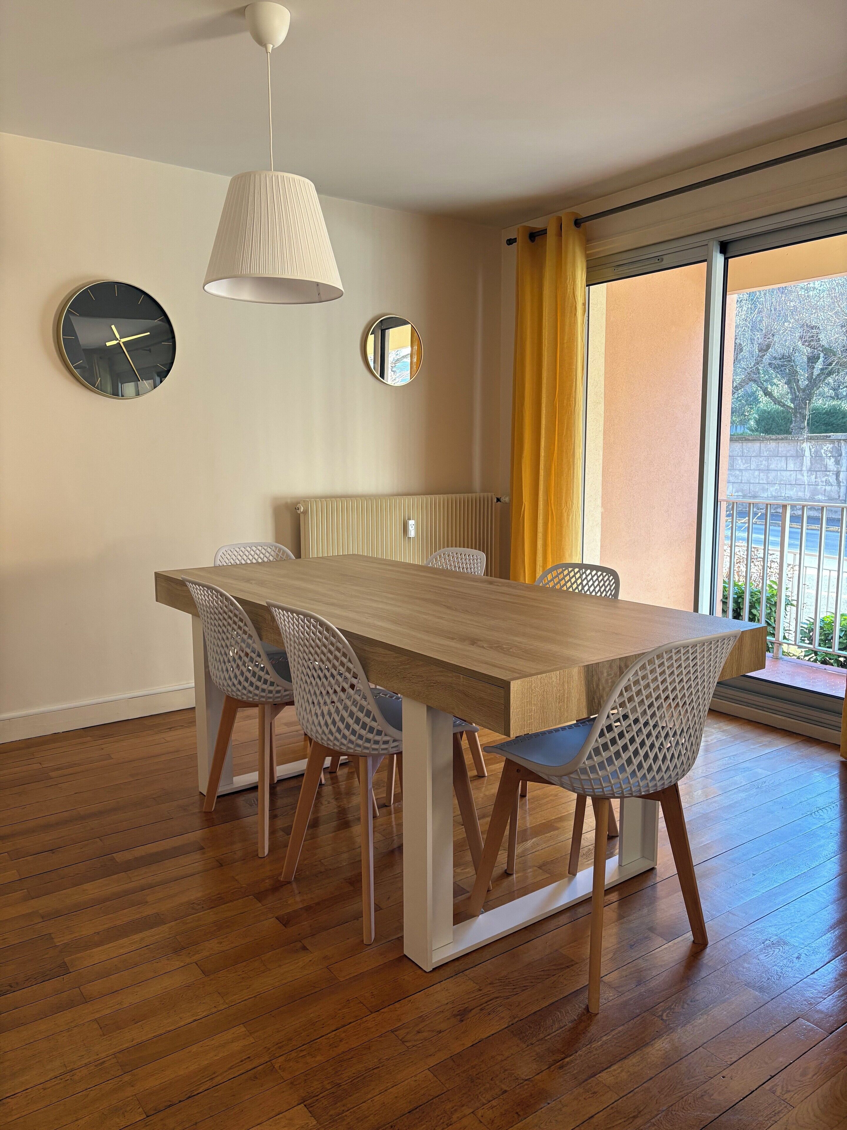 comfort apartment | living area | 32-inch tv with digital channels