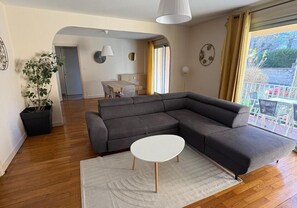 Leilighet – comfort | Oppholdsområde | En 32-tommers TV med digitale kanaler