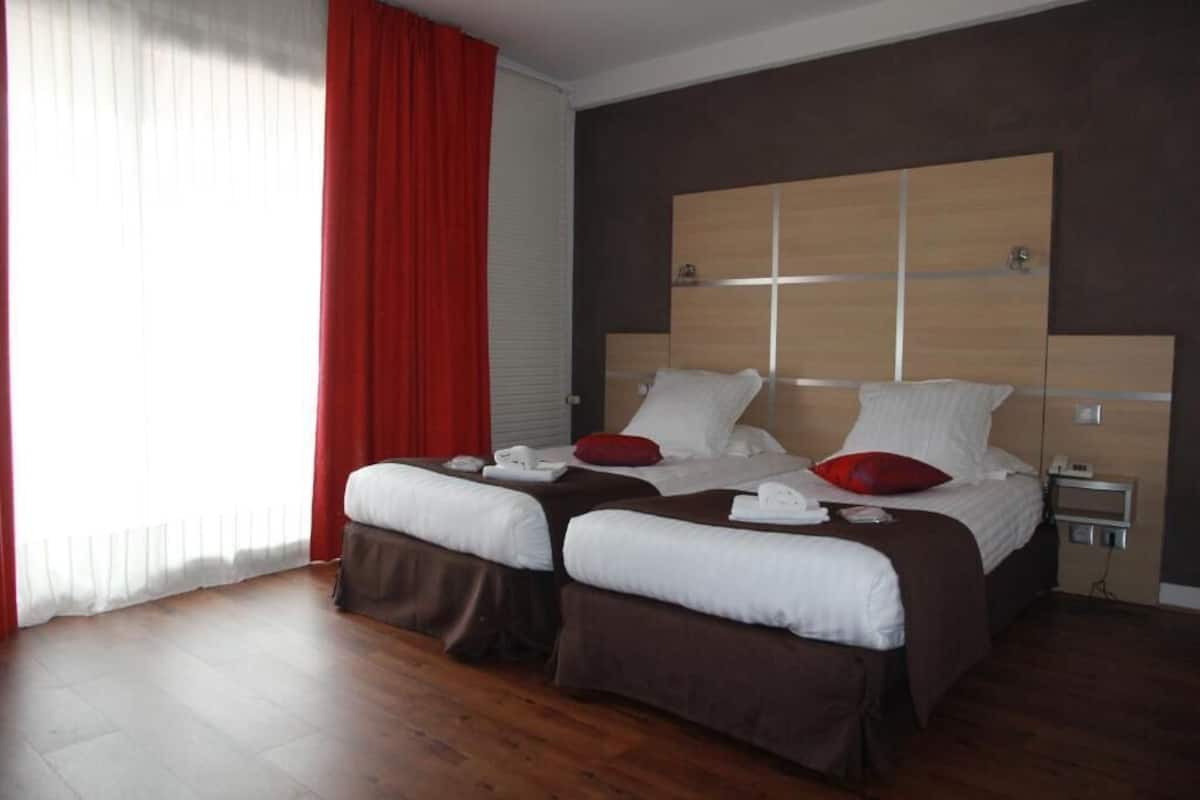 Ropa de cama de alta calidad, cortinas blackout y insonorización