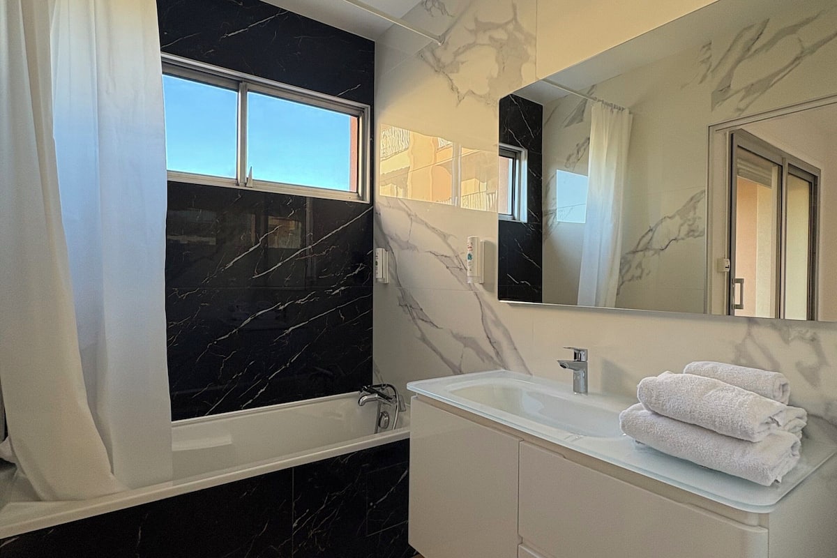 comfort apartment | bathroom | combined shower/bathtub, free toiletries, hair dryer, towels