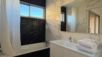 Verveine | Salle de bain | Ensemble douche/baignoire, articles de toilette gratuits, sèche-cheveux