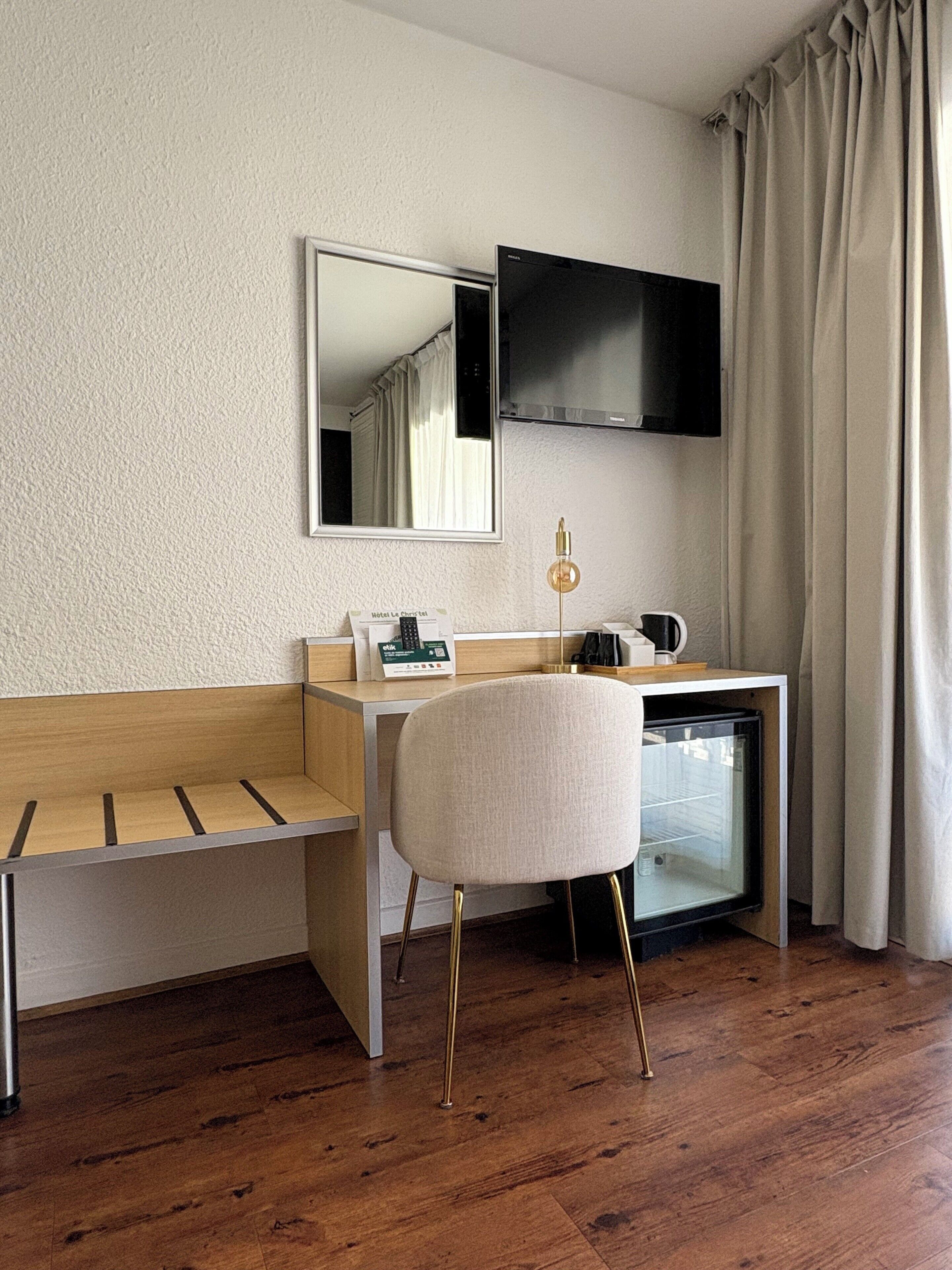 comfort double room, 1 double bed | living area | 32-inch tv with digital channels