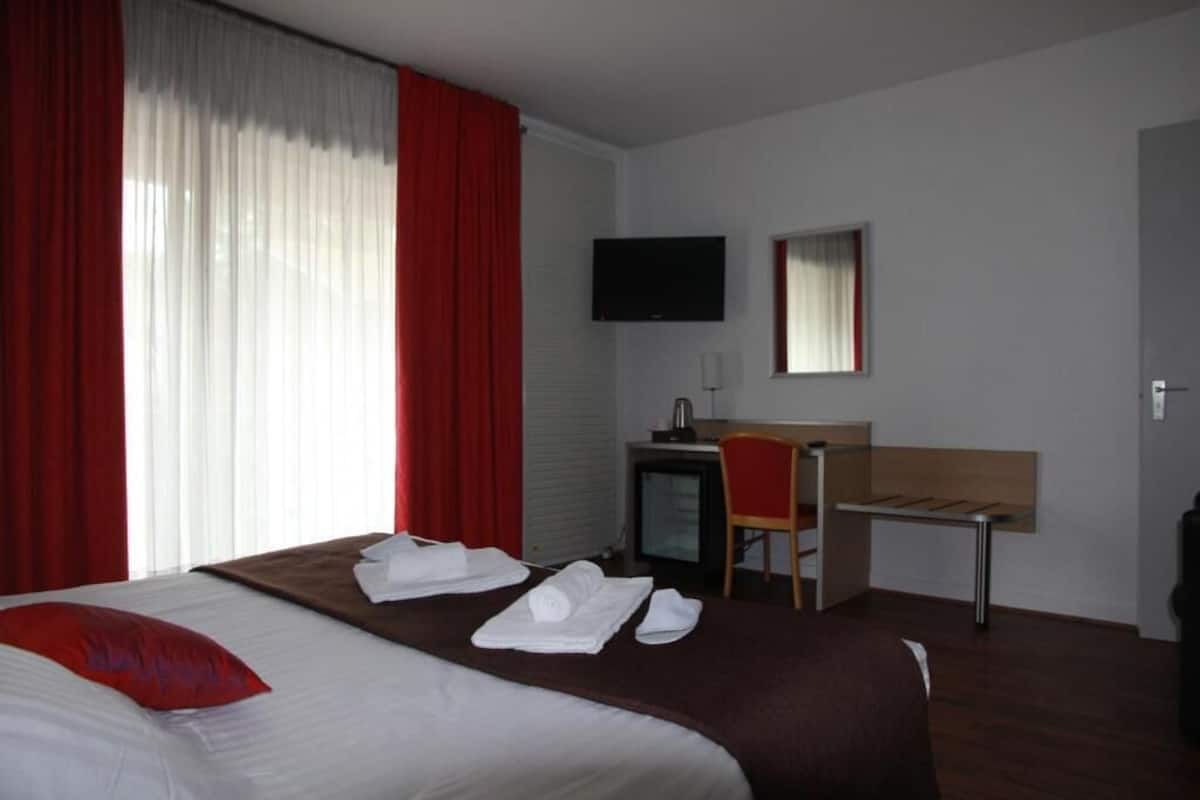 Ropa de cama de alta calidad, cortinas blackout y insonorización