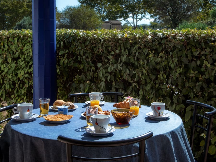 Tägliches kontinentales Frühstück (9.50 EUR pro Person)