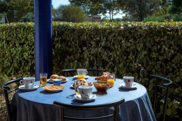 Petit déjeuner continental (9.50 EUR par personne)