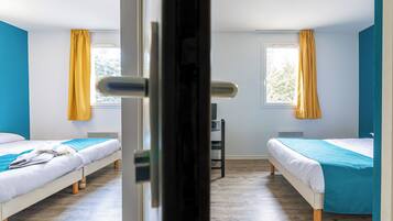 Een bureau, gratis babybedden, gratis wifi, beddengoed