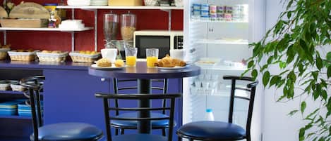 Daily continental breakfast (EUR 9.50 per person)