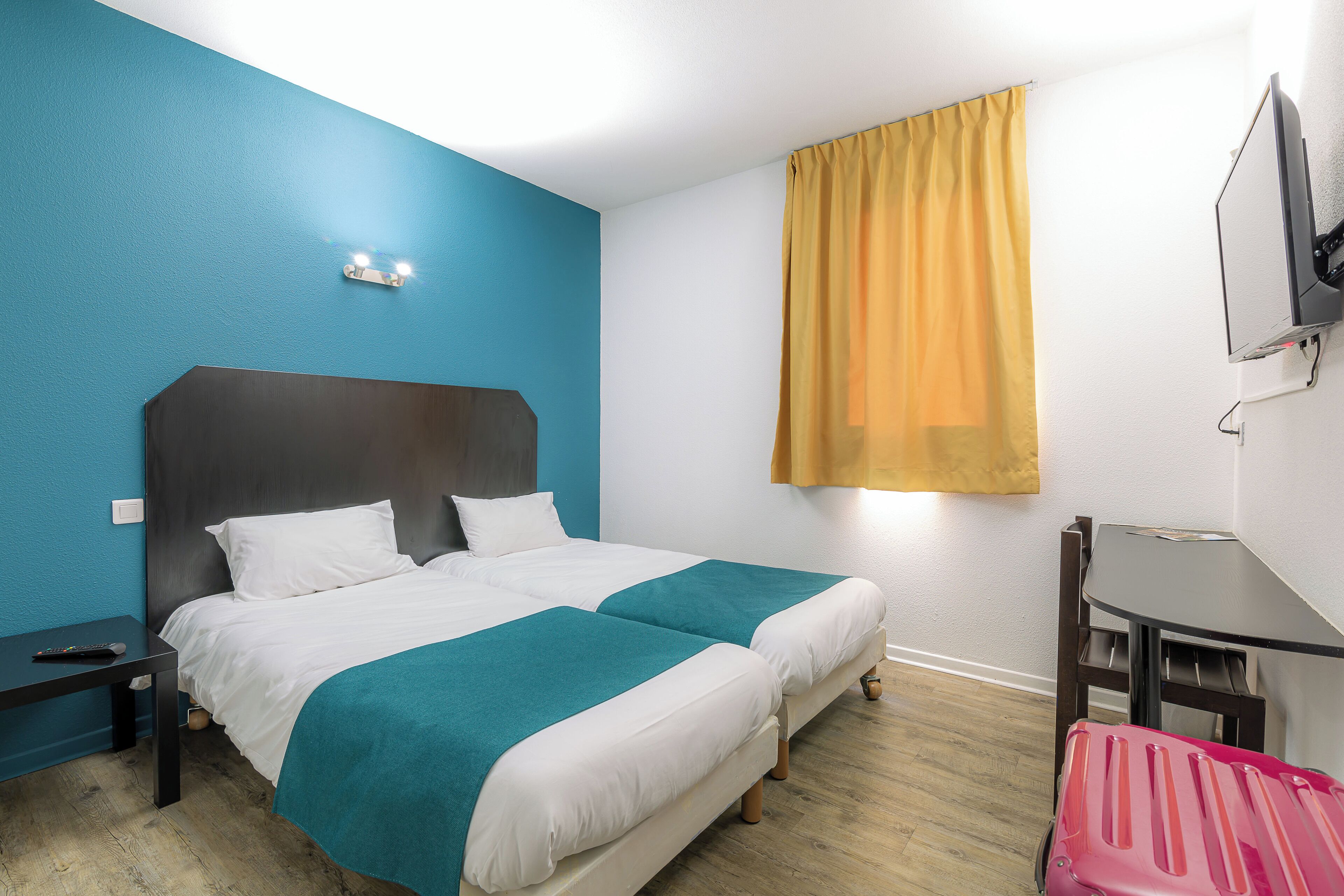 Escritorio, cunas gratuitas, wifi gratis y ropa de cama 