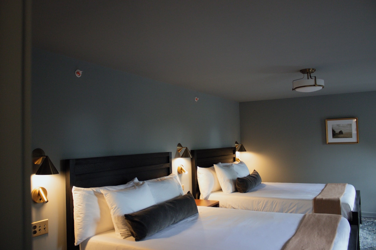Deluxe Studio Suite, 2 Queen Beds, Private Bathroom