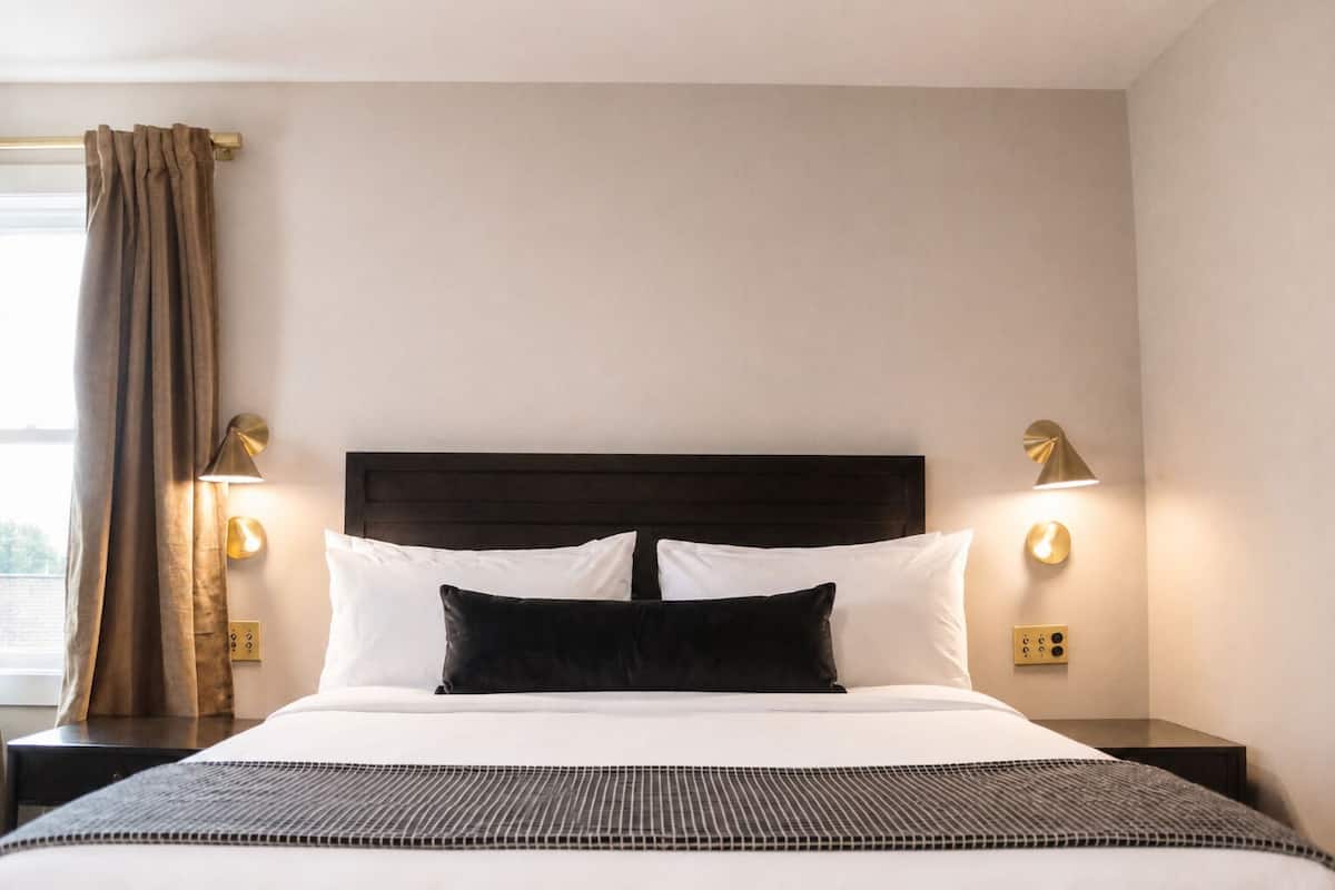  Queen w/ Mountain View | Egyptian cotton sheets, premium bedding, memory-foam beds