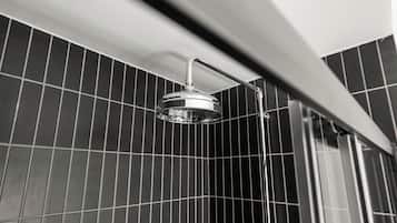 King Room | Badkamer | Gratis toiletartikelen, een haardroger, handdoeken, zeep