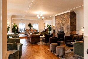 Lounge - Hotel St. Moritz (Lake Placid)