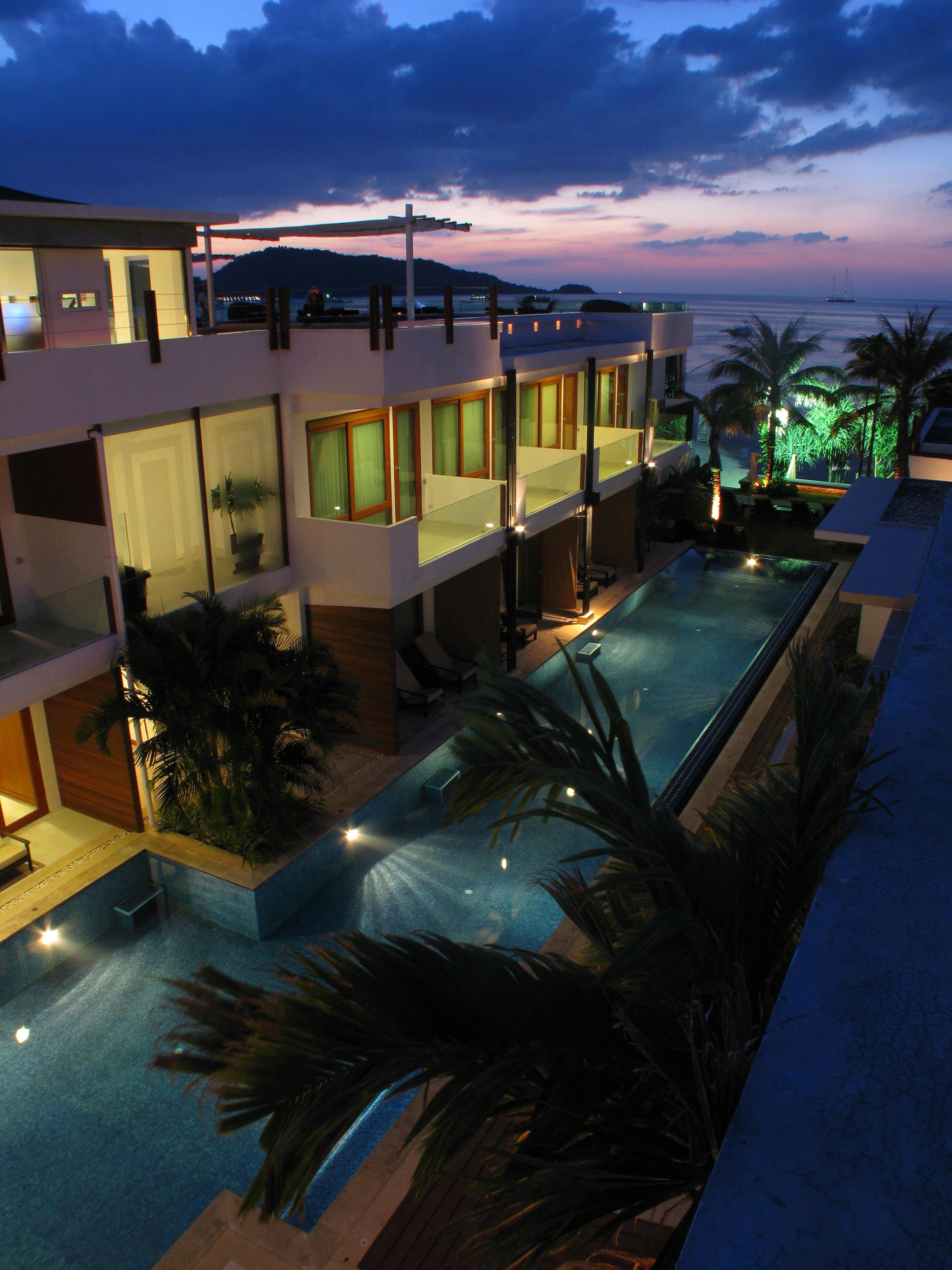 2 piscines a l'aire lliure, para-sols i gandules 