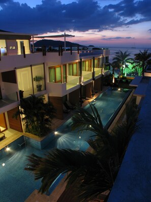 2 座室外游泳池，提供泳池遮陽傘和日光浴躺椅