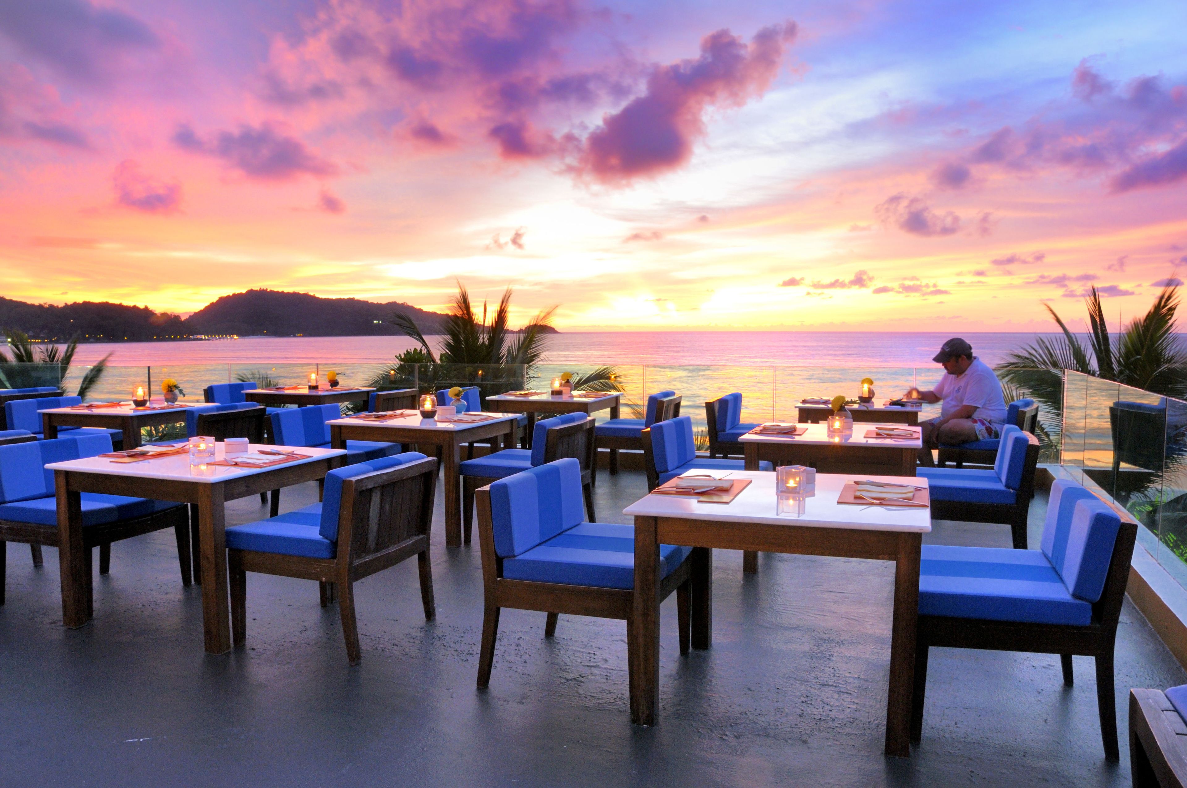 Hi ha 2 restaurants amb plats de cuina tailandesa 