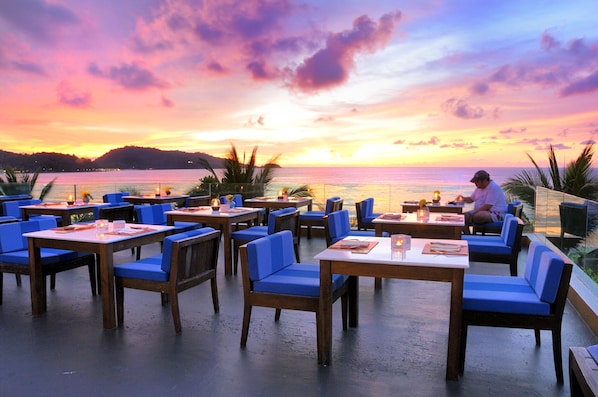 2 restaurants; breakfast, lunch, and dinner served