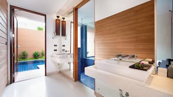 Chambre Double, piscine privée (Free Daily Minibar) | Salle de bain | Baignoire et douche séparées, baignoire relaxante profonde