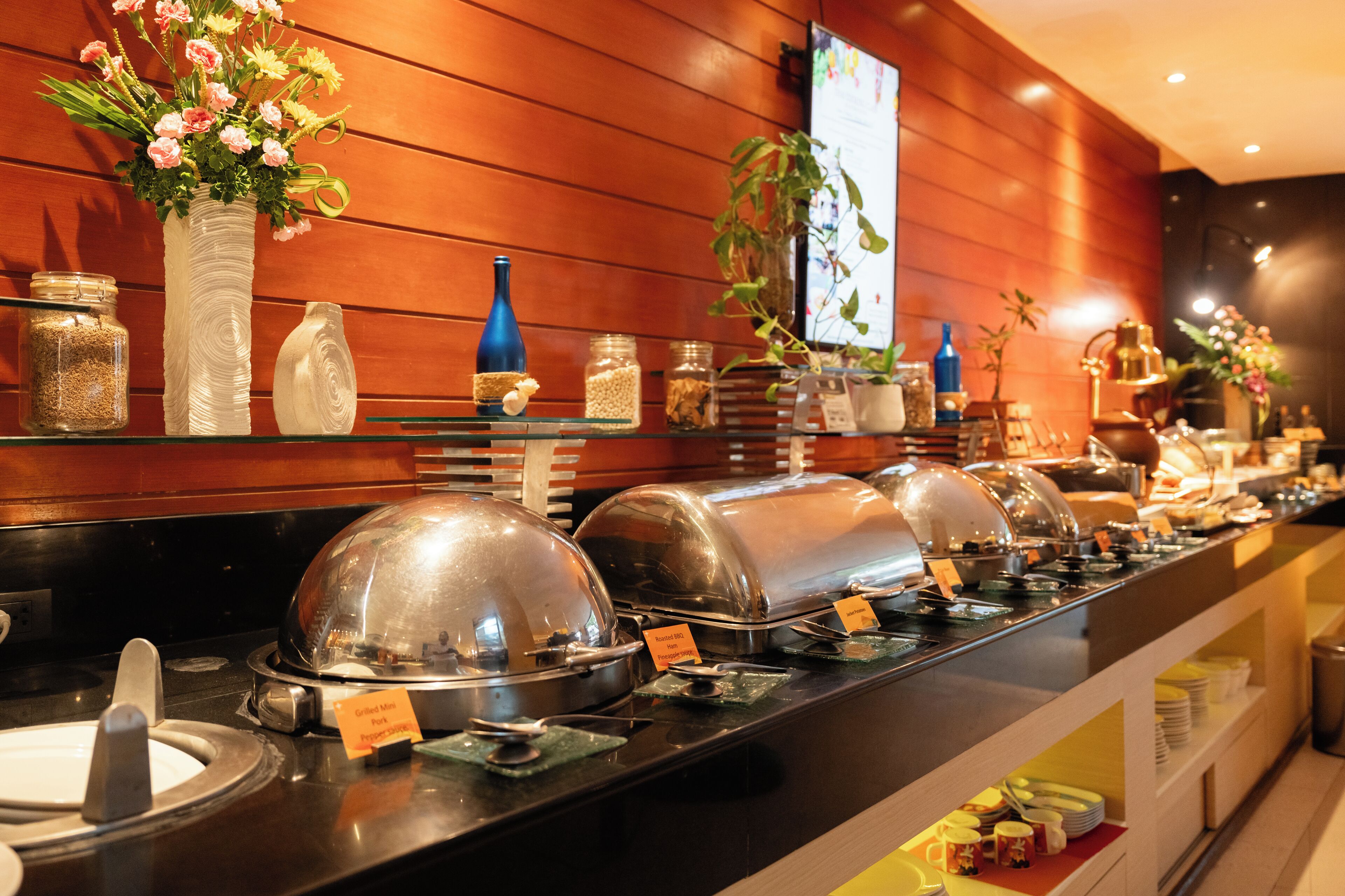 daily continental breakfast (thb 450.00 per person)