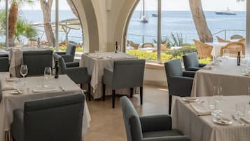 Makan tengah hari dan makan malam dihidangkan, lautan