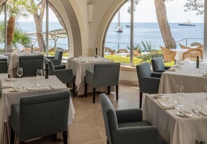 Lunsj og middag serveres, utsikt mot havet 