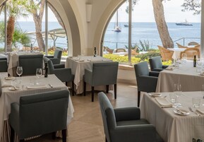 Se sirven almuerzos y cenas, con vista al mar