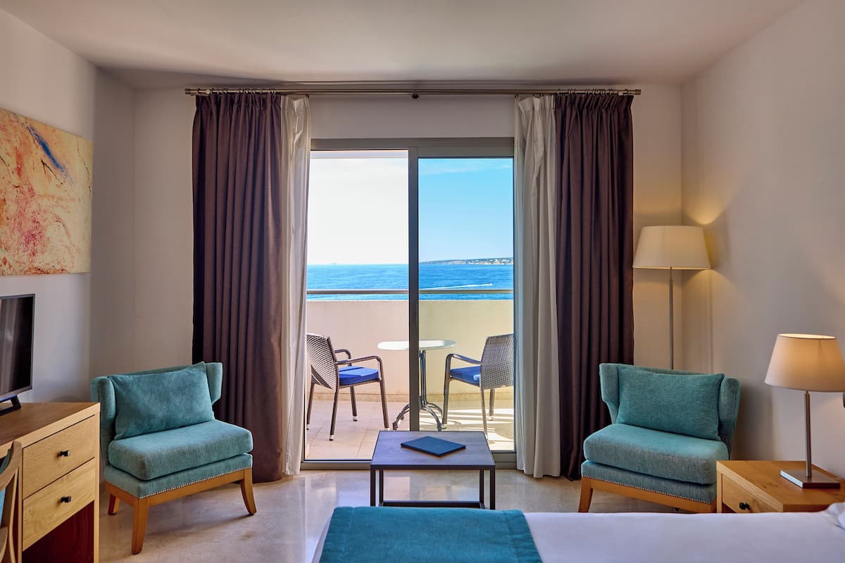 deluxe room, sea view | 1 bedroom, premium bedding, minibar, in-room safe