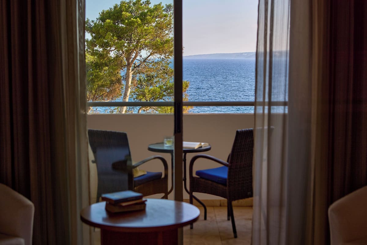 Deluxe Room, Sea View | 1 bedroom, premium bedding, minibar, in-room safe