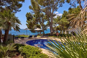 Seasonal outdoor pool, pool umbrellas, pool loungers - Hotel Bendinat (Calvia)