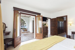 Sengetøy av topp kvalitet, minibar, safe på rommet og skrivebord