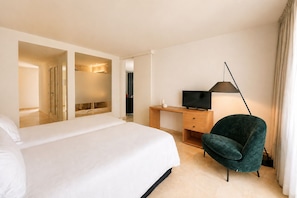 A hotel room with a bed, a desk, a chair, a TV, and a lamp. - Hotel Bendinat (Calvia)