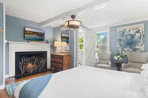 King - Cisco | Individually decorated, individually furnished, free WiFi, bed sheets