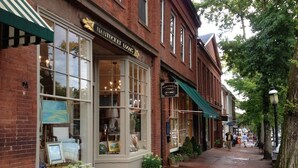 A brick building with large windows displaying various items. There is a sign above the windows that reads "NANTUCKET LOOMS." - Carlisle House Inn (Nantucket)