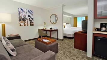 Ropa de cama de alta calidad y caja de seguridad en la habitación