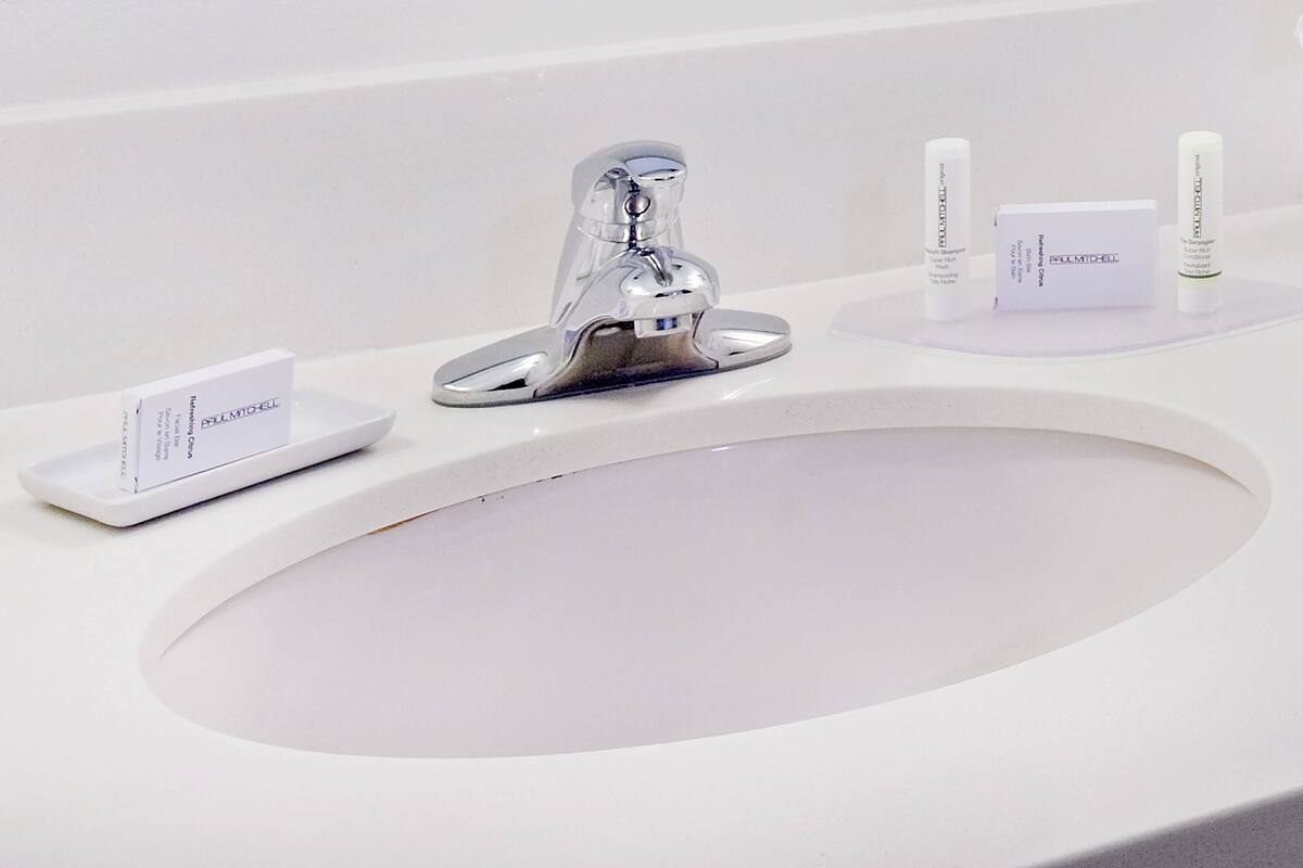 combined shower/bathtub, designer toiletries, hair dryer, towels