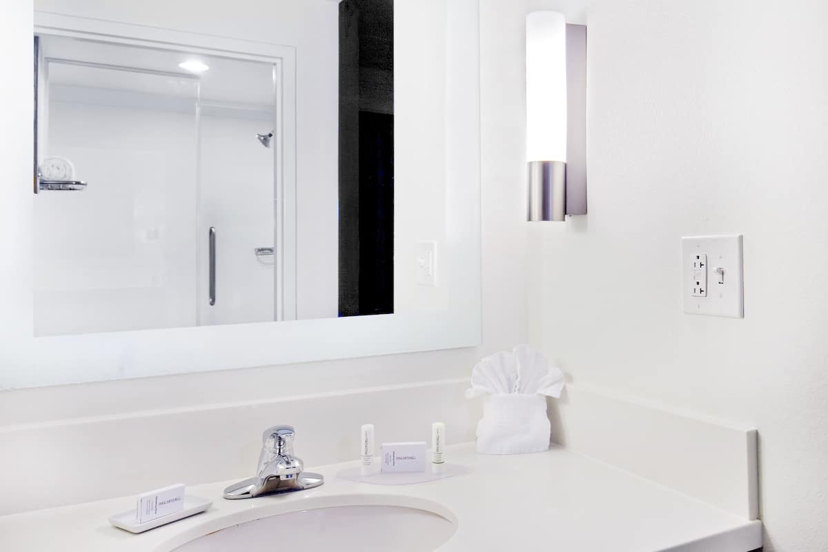 combined shower/bathtub, designer toiletries, hair dryer, towels