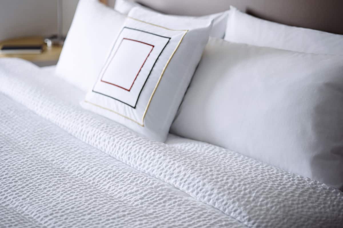 Sengetøy av topp kvalitet, safe på rommet og skrivebord