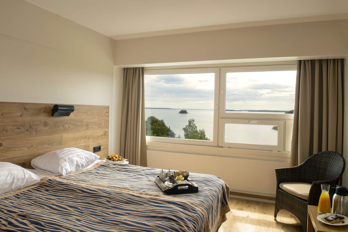 Hypo-allergenic bedding, iron/ironing board, free WiFi, bed sheets