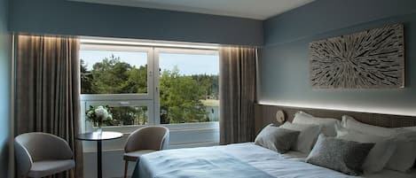 Habitación doble de diseñador | Ropa de cama hipoalergénica y tabla de planchar con plancha