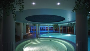 A circular indoor pool with a starry ceiling, surrounded by columns and plants. - Ruissalo Spa Hotel (Turku)
