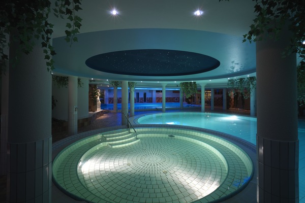 Indoor spa tub