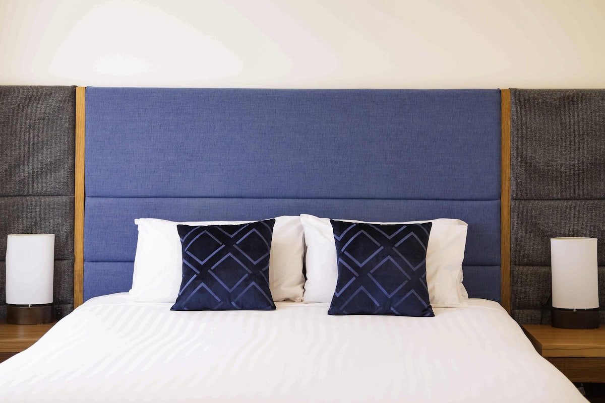 1 bedroom, premium bedding, in-room safe, desk