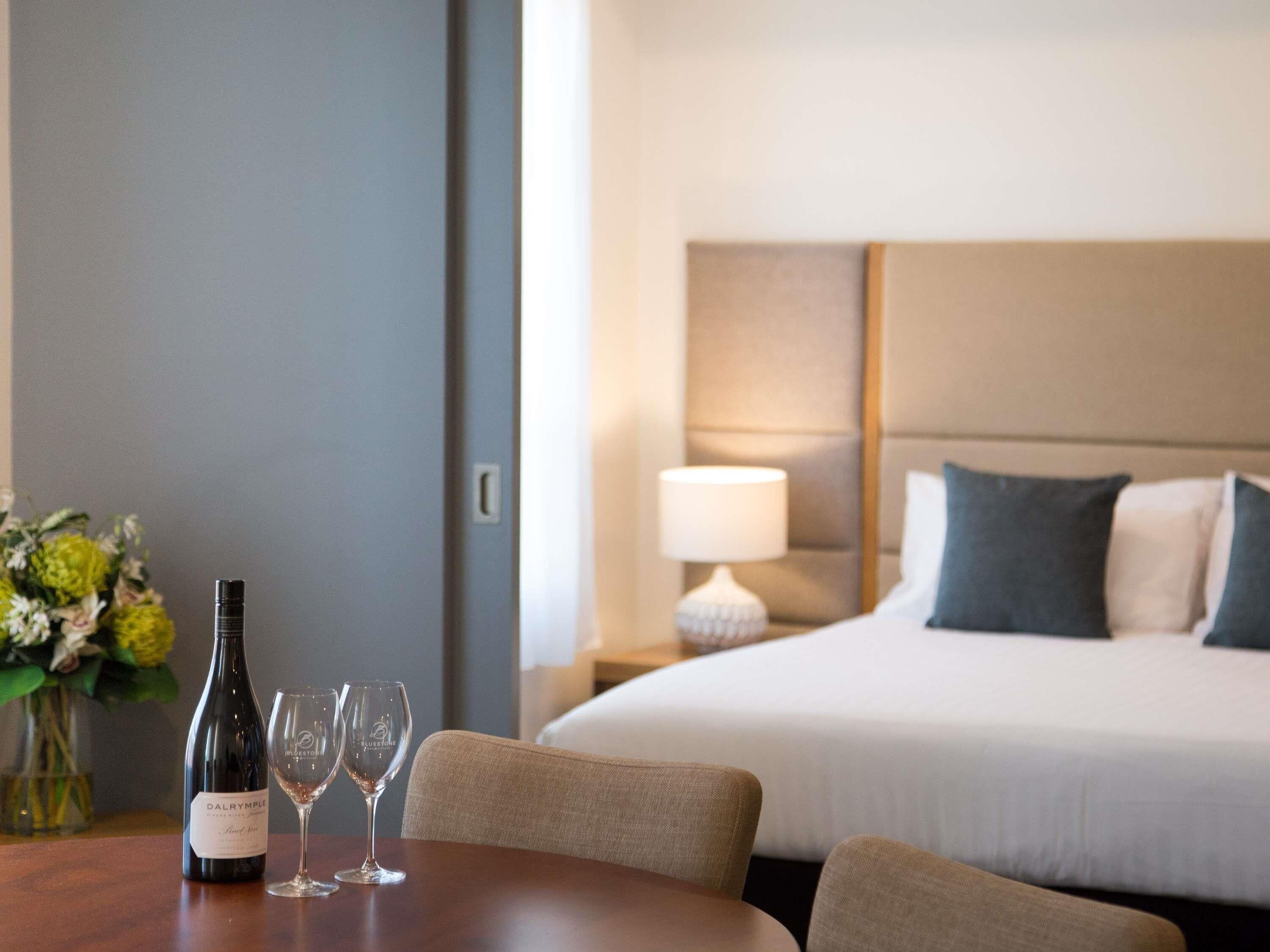 Suite ejecutiva, 2 habitaciones | 1 dormitorio, ropa de cama de alta calidad, caja fuerte y escritorio