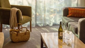 Standard-Suite, 2 Schlafzimmer | 1 Schlafzimmer, hochwertige Bettwaren, Zimmersafe, Schreibtisch