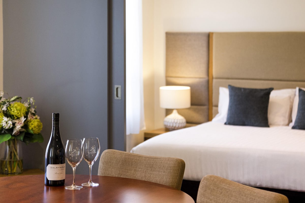 行政套房, 2 间卧室 | 1 多间卧室、高档床上用品、客房内保险箱、办公桌