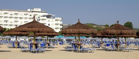 Privatstrand, Liegestühle, Sonnenschirme, Strandbar