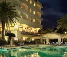 室外游泳池，日光浴躺椅