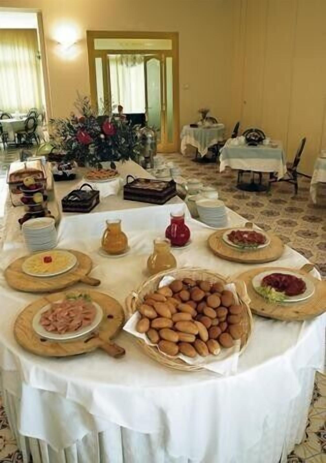 Una tavola da buffet con diversi piatti e un albero di Natale sullo sfondo.
