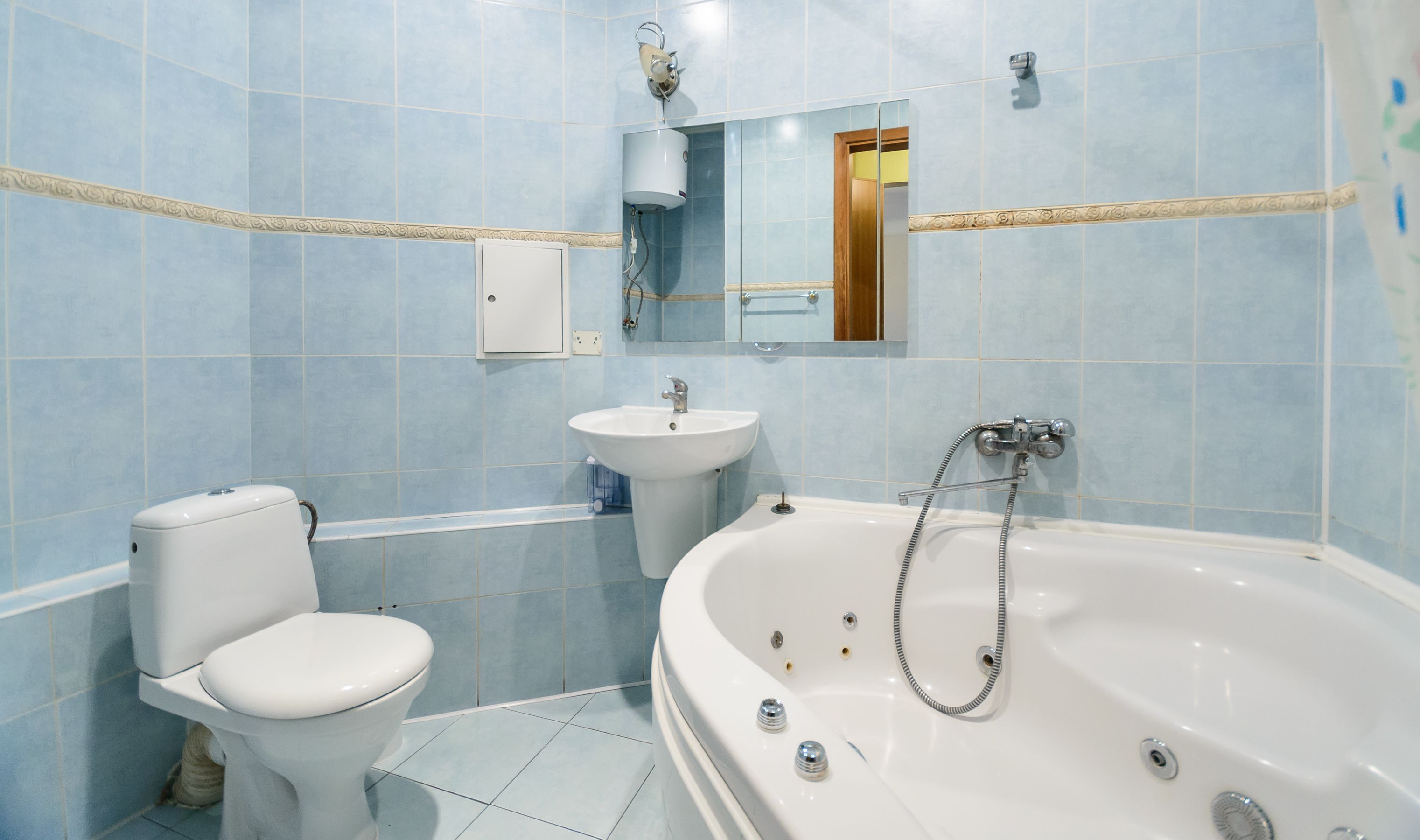 A bathroom with a toilet, sink, and bathtub.