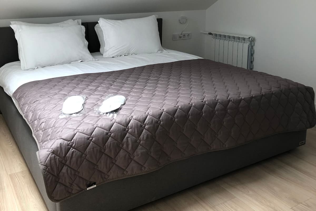 Exclusive Room | Premium bedding, iron/ironing board, cribs (free), WiFi (free)